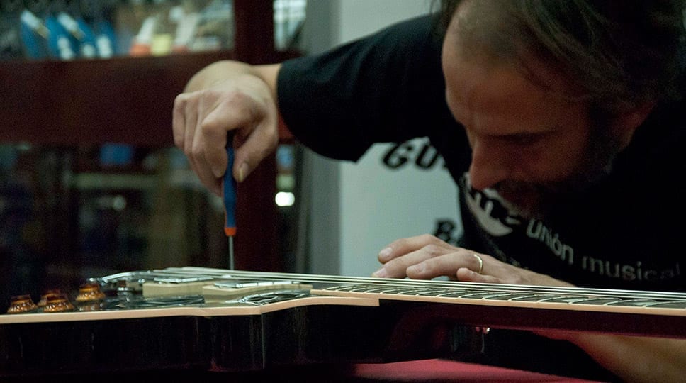 luthier_regulando_altura_dos_captadores