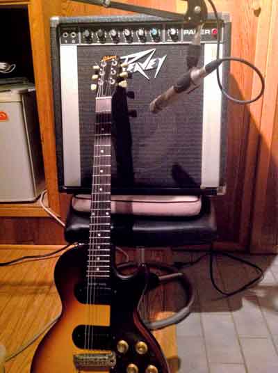 amplificador-de-guitarra-sobre-uma-cadeira-acolchoada