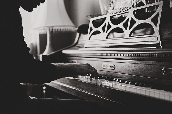 Aula de música piano pela internet em casa. estudar online