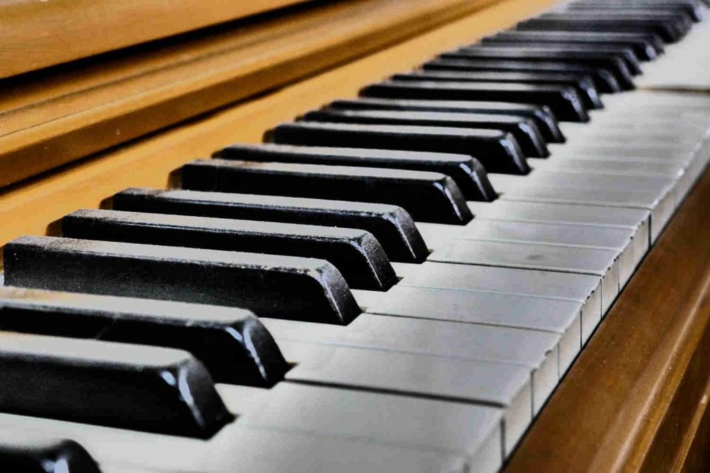 aulas-de-piano-online-em-teclado-ou-piano-acustico