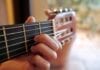 pessoa-tocando-violao